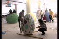Lieldienās Rīgas ielu rotās milzīgas olas (video)
