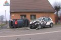 Citroen ietriecās policijas automašīnā un bojāja māju (video)