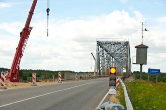 Fotoreportāža: uz Liepājas šosejas veic divu tiltu rekonstrukciju
