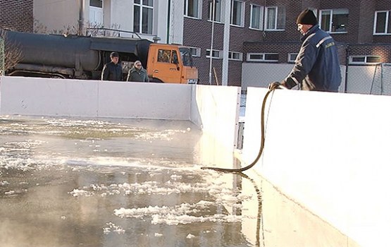 Daugavpilī sāk ieliet āra slidotavas centrā un Cietoksnī