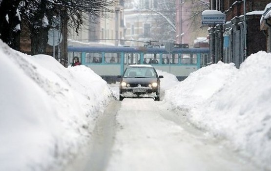 Sniegs un apledojums teju visā Latvijā apgrūtina braukšanu