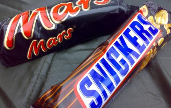 PVD: "Snickers", "Mars" un "Milky Way" var saturēt plastmasas gabaliņus