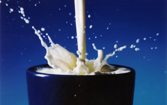 Piena ražotāji: piena iepirkuma cenas martā turpina kristies