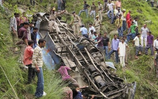 Indijā avarējot autobusam ar operas trupu, 30 bojāgājušie