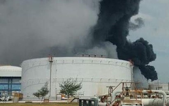 Milzīgā sprādzienā Meksikas naftas rūpnīcā iet bojā cilvēki