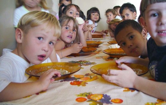 Par bezmaksas ēdināšanu bērnudārzos savākti 10 tūkstoši parakstu