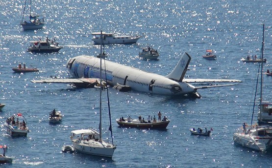 Lai veicinātu zemūdens niršanu, jūrā pie Turcijas kūrorta nogremdē lidmašīnu "Airbus"