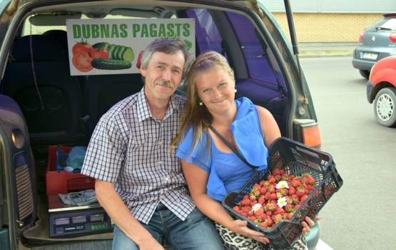 Zemnieku vakara tirdziņā jau ir pieejamas vietējās zemenes