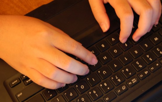 Divas reizes pieaudzis bērnu sūdzību skaits par drošību internetā