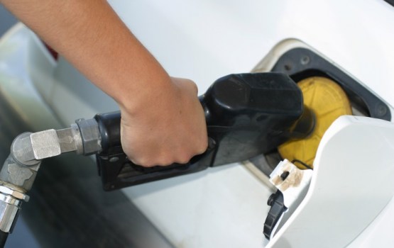 Turpinās degvielas cenu kritums
