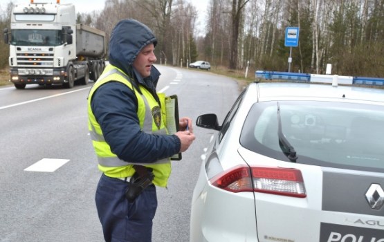 Piektdien uz Latvijas ceļiem pieķerti desmit iereibuši autovadītāji