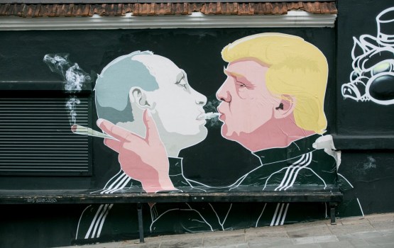 Viļņā atjaunots grafiti ar Putinu un Trampu, bet tā saturs mainījies