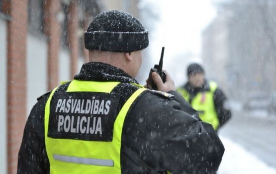 Daugavpils pašvaldības policija notver autobusa pieturas demolētāju