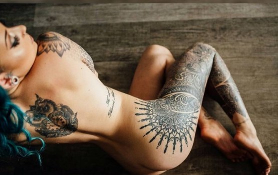 Ķermenis kā audekls: meitene, kura tetovēšanas salonā pavadījusi 127 stundas