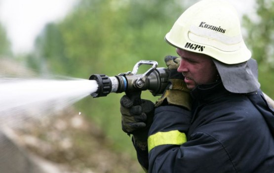 Likvidēts ugunsgrēks Brocēnu novadā degošajā atkritumu šķirošanas teritorijā