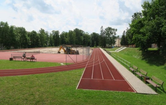 Skolas stadionā atjauno futbola laukumu