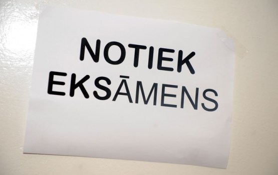 Valdība atbalsta noteikumus, kas nosaka 9. un 12.klašu skolēniem eksāmenus kārtot tikai latviešu valodā