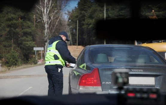 Šogad autovadītāji retāk mēģinājuši piekukuļot policistus