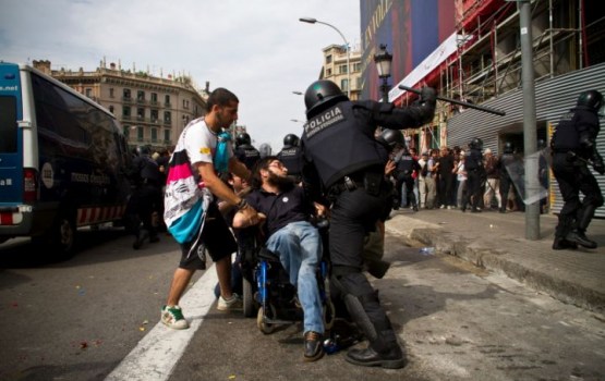 Katalonijā streikā pret policijas vardarbību bloķēti ceļi, notiek demonstrācijas