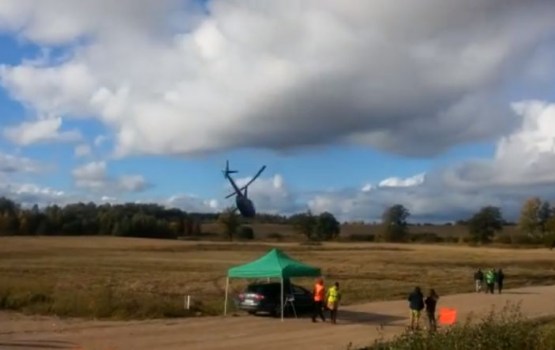 Priekules novadā avarējušais helikopters aizķēris elektrības vadus