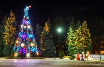 Fotogrāfs apbraukājis un iemūžinājis visu Latgales pilsētu eglītes