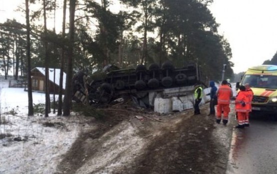 Foto: Smaga autoavārija uz Tallinas šosejas; viens bojāgājušais