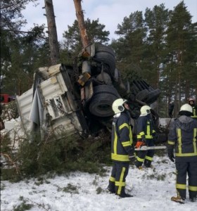 Foto: Smaga autoavārija uz Tallinas šosejas; viens bojāgājušais