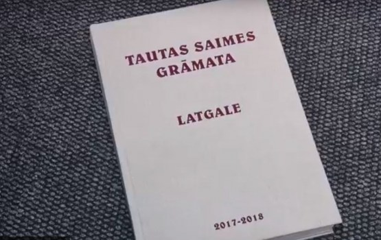 Latvijas valsts simtgadei veltītā Tautas Saimes grāmata bibliotēkā