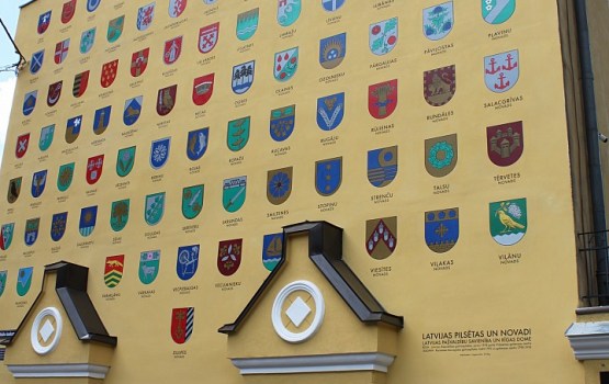 Atklāta pašvaldību dāvinātā īpaši apgleznotā ģerboņu siena par godu Latvijas simtgadei