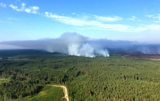 Dūmi no Valdgales ugunsgrēka veido smogu Lietuvas ziemeļos
