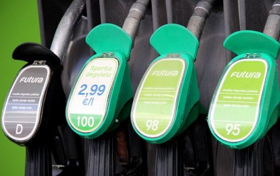 Rīgā degvielas cenas joprojām nemainās, Viļņā sarūk, bet Tallinā aug