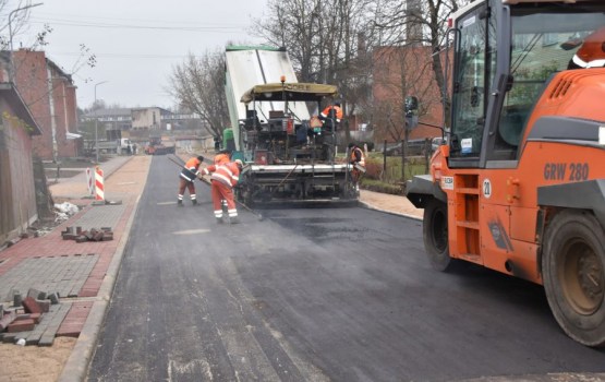 Ludzā Dagdas ielas posmā ir ieklāta pirmā asfalta kārta