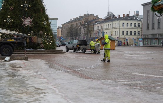 Pilsētas centrā demontē svētku dekorus un egli