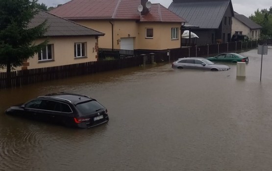 Vētras postījumi Latvijā: bojāts Doma baznīcas jumts; Jelgavā applūst ielas; Jūrmalā apokaliptiski skati