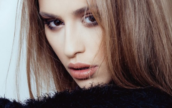 Lūpu spīduma atgriešanās: 2025.–2026. gada skaistuma tendence