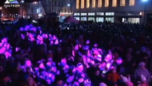 Ir iedegta pilsētas galvenā egle (video)