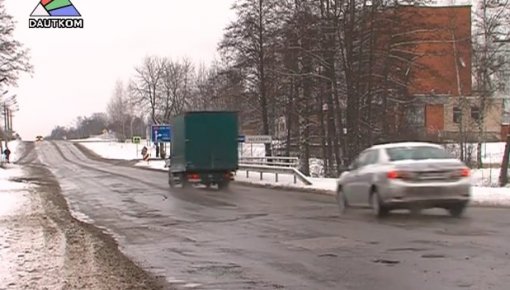 Bedres uz ceļiem tiks remontētas (video)