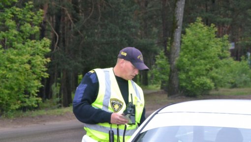 Piedzēries autovadītājs mēģina bēgt no policijas