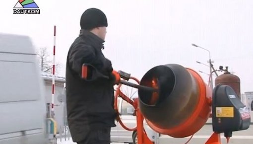 Likvidēt ceļu bedres Daugavpilī palīdz pilsētas iedzīvotāji (video)