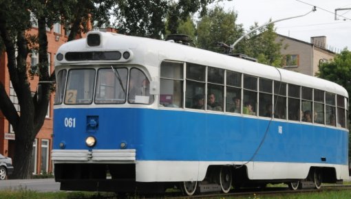 Specializētā autotransporta uzņēmuma kravas mašīna bojāja tramvaja kontakttīklu