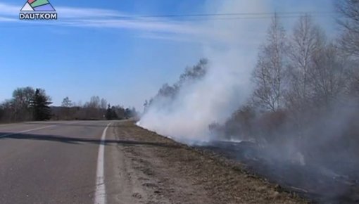 Kūlas dedzināšanas dēļ nodega māja, pirts un šķūnis (video)