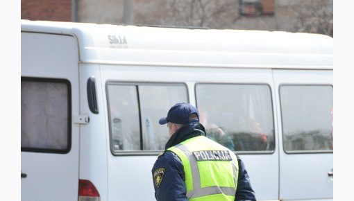 Rēzeknes novadā jaunieši ar zagtu automašīnu bēg no policijas