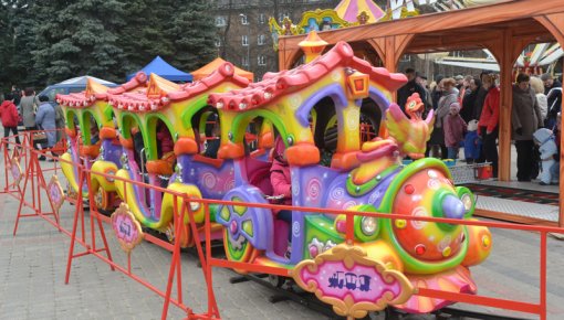 Lieldienu izklaides Daugavpils Vienības laukumā