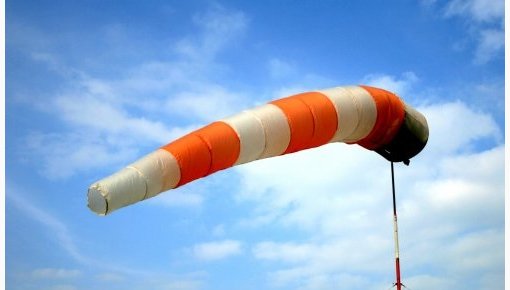 Sinoptiķi brīdina par ļoti spēcīgām vēja brāzmām pēcpusdienā