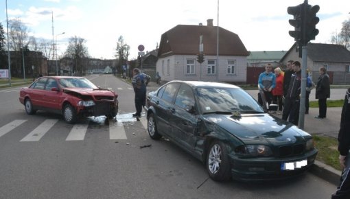 Turpinās avārijas Smilšu ielas krustojumos