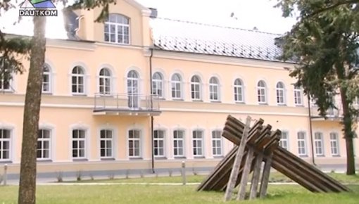 „Saules skola” atklāja modes izstādi  (video)