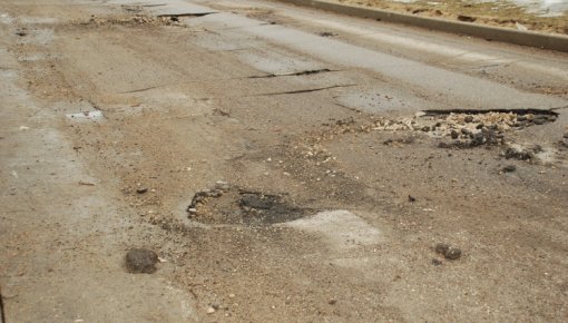 Bedres uz valsts autoceļiem aicina atzīmēt aplikācijā Waze