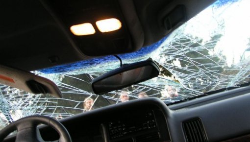 Nobraucot no kustības pārvada, Rēzeknē avarē automašīna