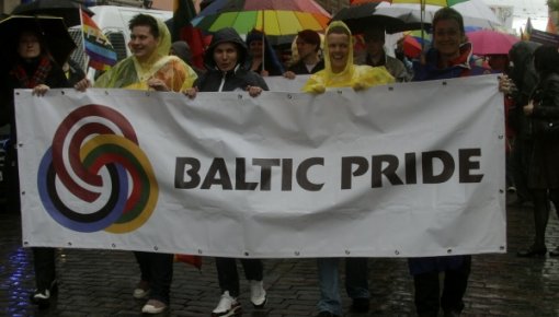 Praida gājienā Rīgā dalībnieku skaitu lēš ap diviem tūkstošiem