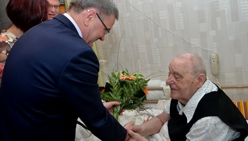 Jānis Lāčplēsis apsveica Leonīdu Keirānu jubilejā